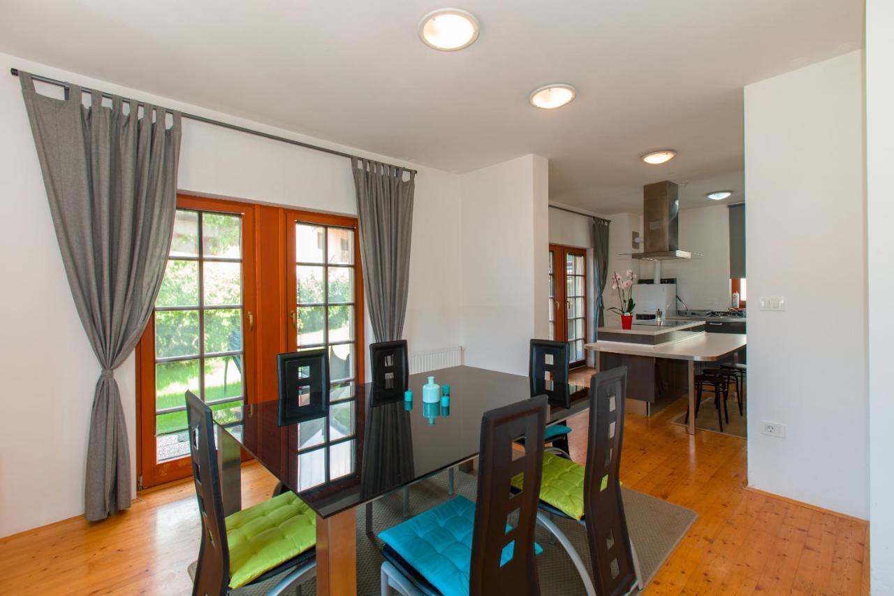 בובק Thirsty River Apartments מראה חיצוני תמונה