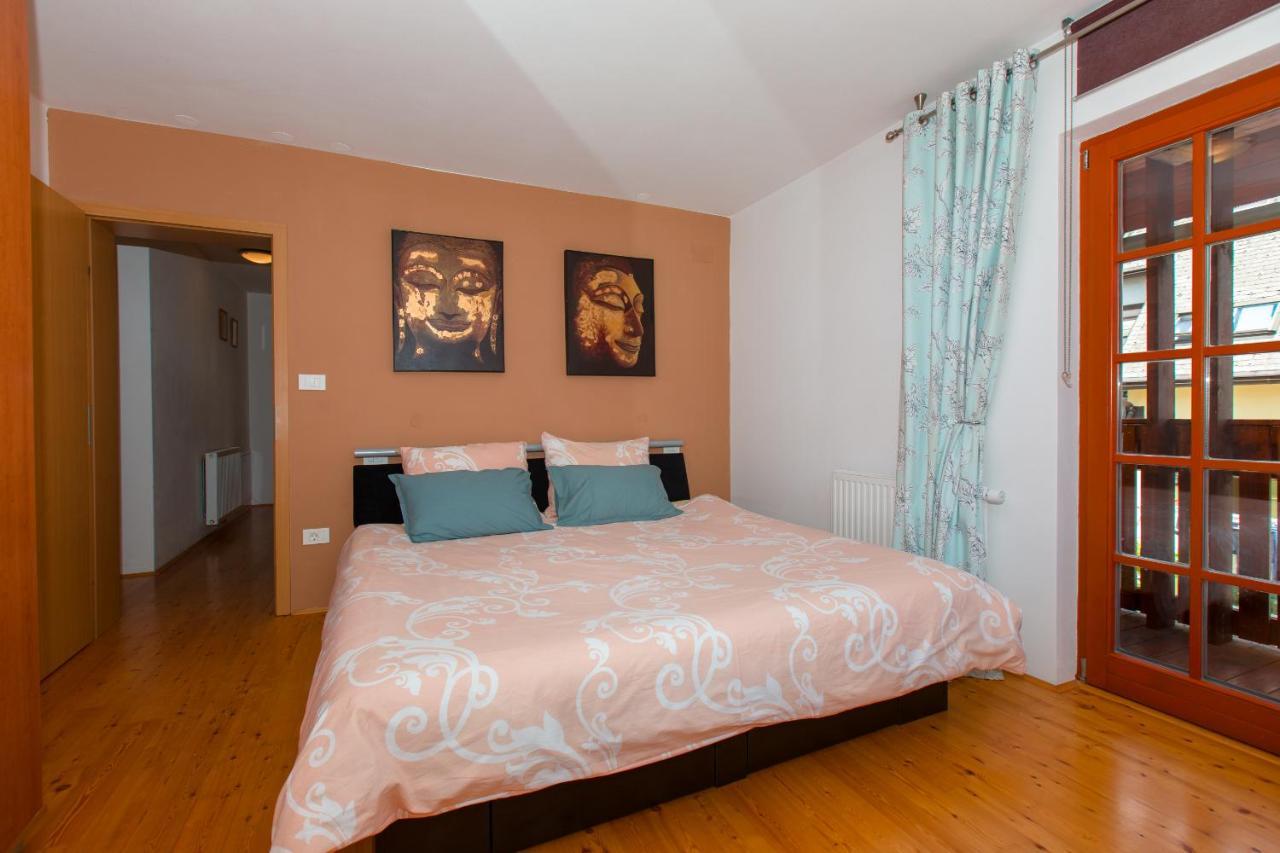 בובק Thirsty River Apartments מראה חיצוני תמונה